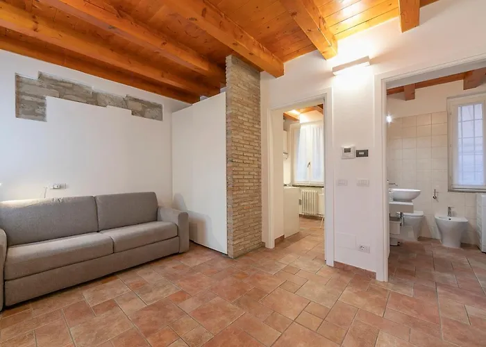 Via 5 Giornate 13 - *